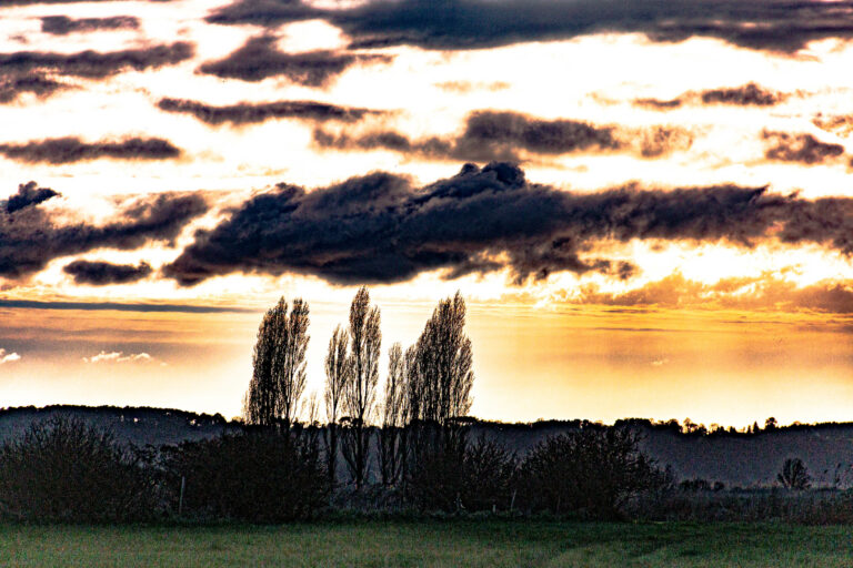 Ciel au crépuscule au dessus de la Vilaine à Saint-Dolay